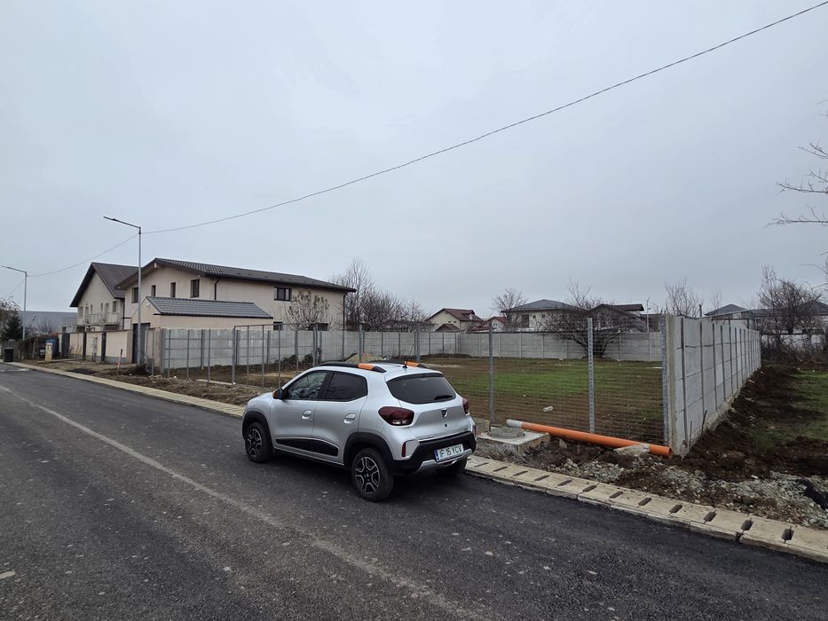 Teren de închiriat strada Safirului la drumul principal