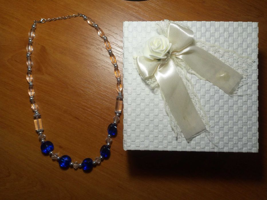 Белая ажурная шкатулка с новым ожерельем.Цена 50 тыс