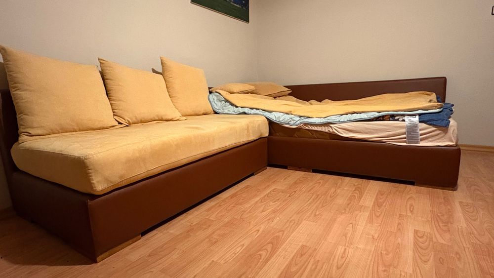 Спалния,диван и трикрилен гардероб