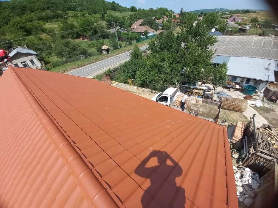 Firmă de acoperișuri 
Executăm sau modificăm 
orice tip de Acoperisuri