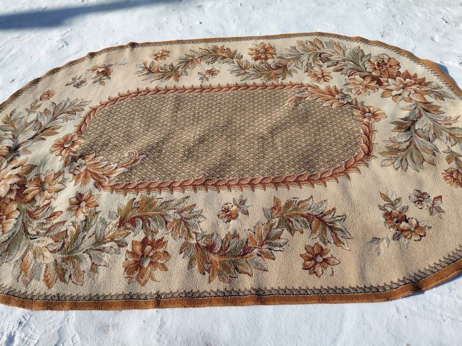 Ковры разные ,стульчики шт 5