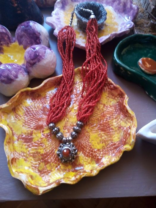 Сребърно колие с корал.