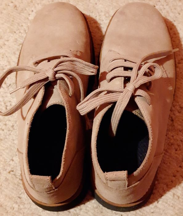 Ghete 43 piele intoarsa cu talpa usoara si groasa striata stil Martens