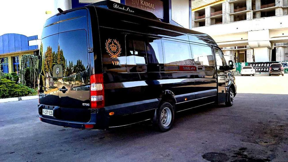 Есть автобусы и микроавтобусы.