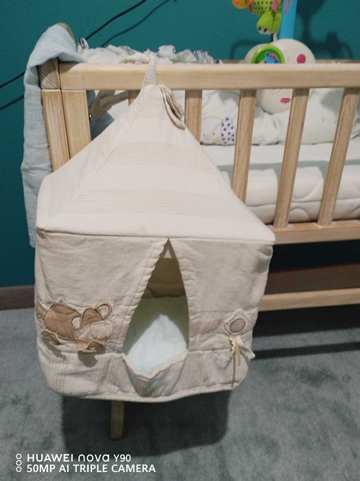 Бебешко креватче с люлеещ механизъм.