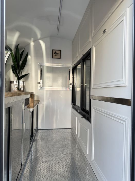 Rulotă comercială premium pentru catering, model 2026 – Nouă, gata de utilizare