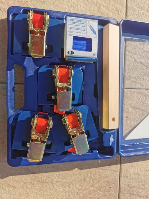 Kit pentru montaj parchet laminat.