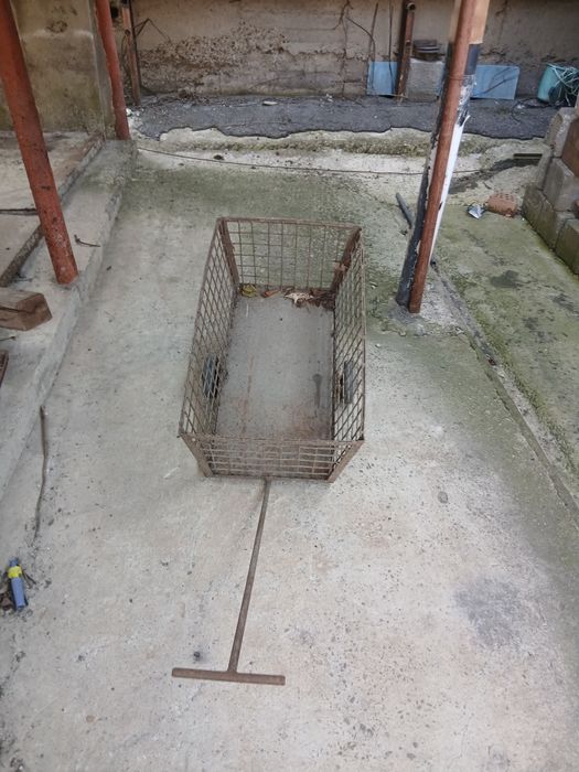 Căruț metalic de grădină