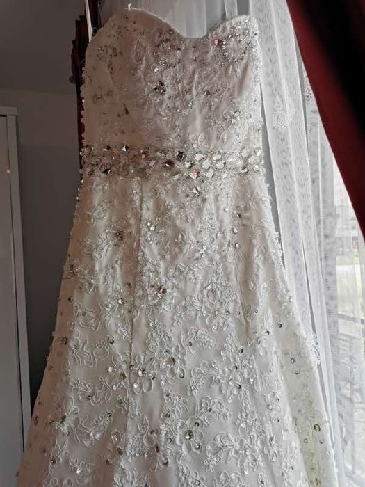 Vand rochie de mireasa culoare ivory cu dantela si cristale swarovski