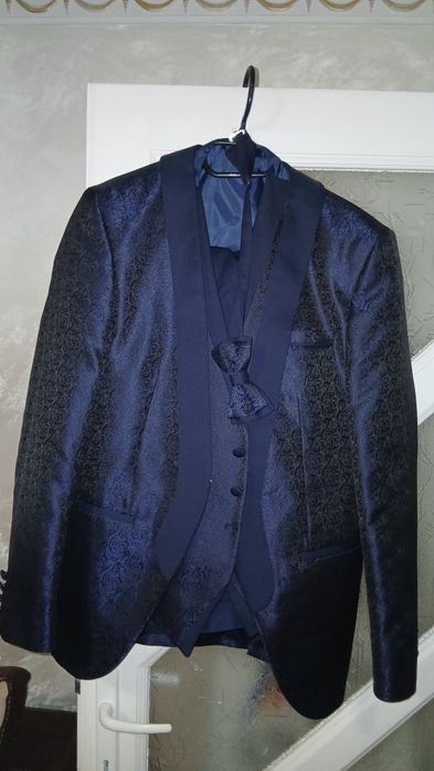 Costum barbat potrivit ca mire sau naș