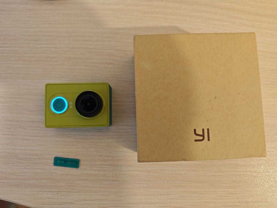 Продавам YI Action Camera Full HD 1080 + selfie stick YI оригинален с bluetooth спусък