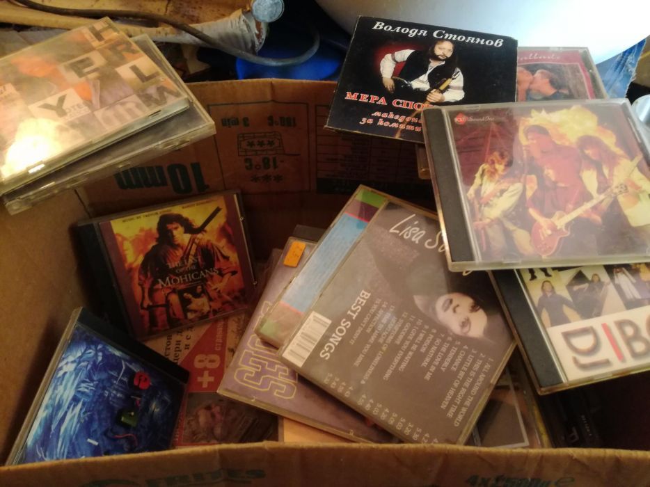 Продавам стари радиота,телевизори,плочи,дискове