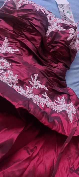 Rochie de mireasă vișinie