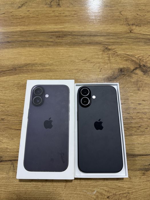 iPhone 16 black.