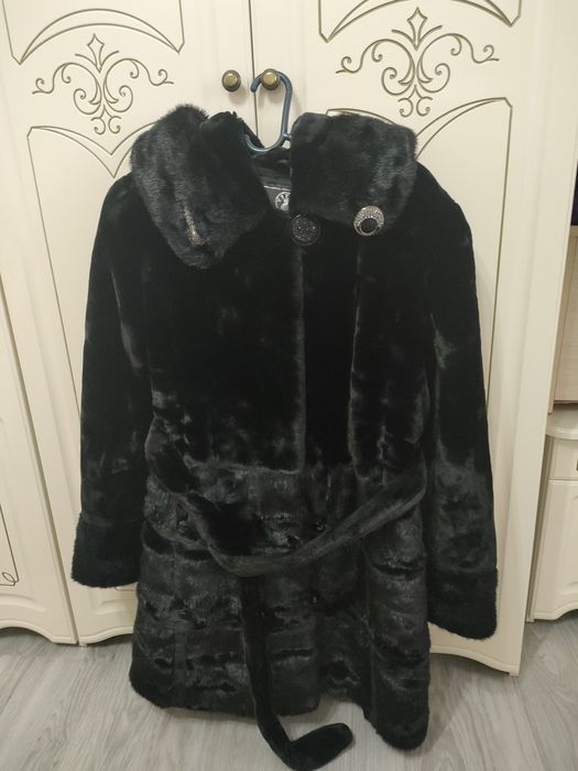 Шуба из мутона с капюшоном