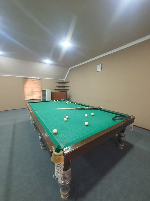 Bilyardniy stol komplekt sotiladi.