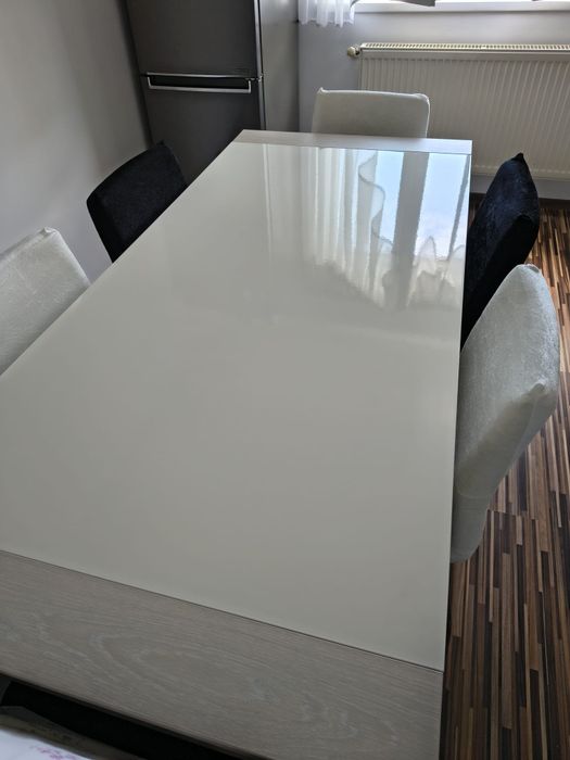 Vând masă pal laminat alba + 6 scaune