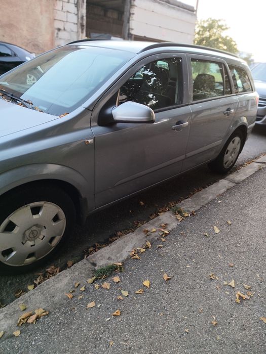 Vând Opel Astra break.