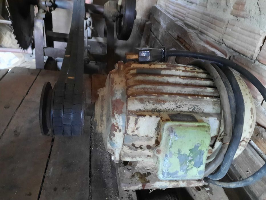 Трифазен циркуляр за рязане на дърва с люлка.