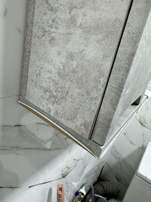 Зеркало с шкафчиком