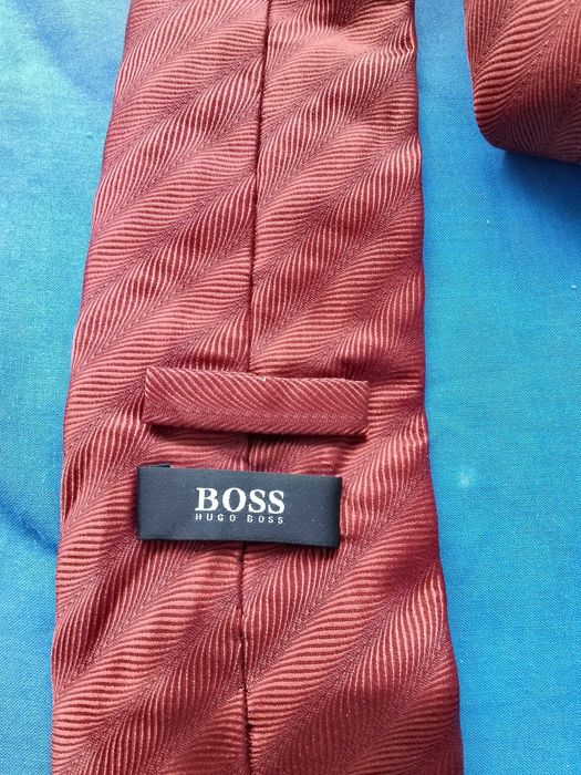 Копринена вратовръзка Hugo Boss като нова (Made in Italy)