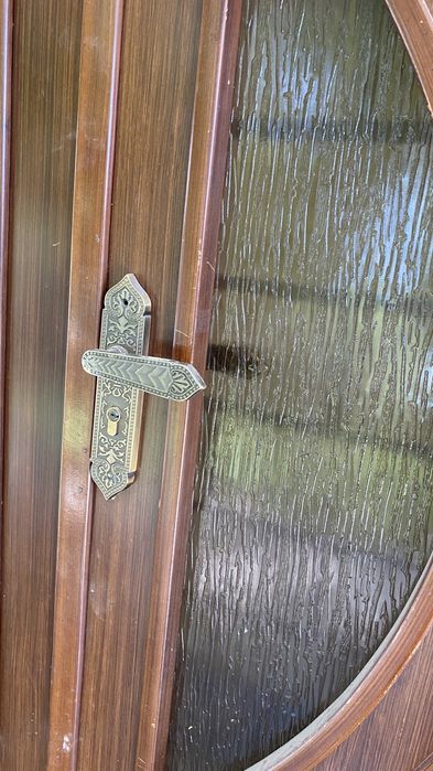 Есыктер саталыды