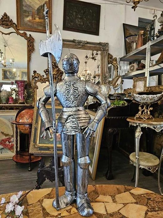 Cavaler medieval în armură-