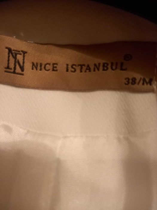 Дамски бял костюм