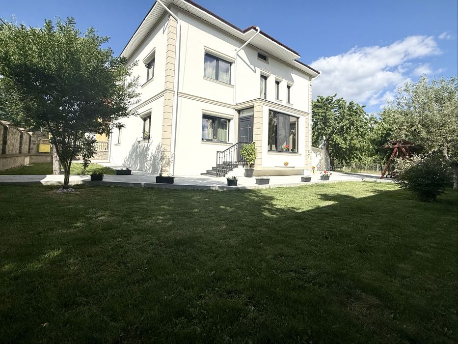 Casa in oras Suceava cu 10 ari de pamant / VARIANTA APARTAMENTE