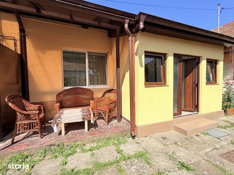 Inchiriez casa cu 2 camere  cu teren in zona centrala