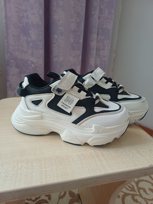 Кроссовки для девочки