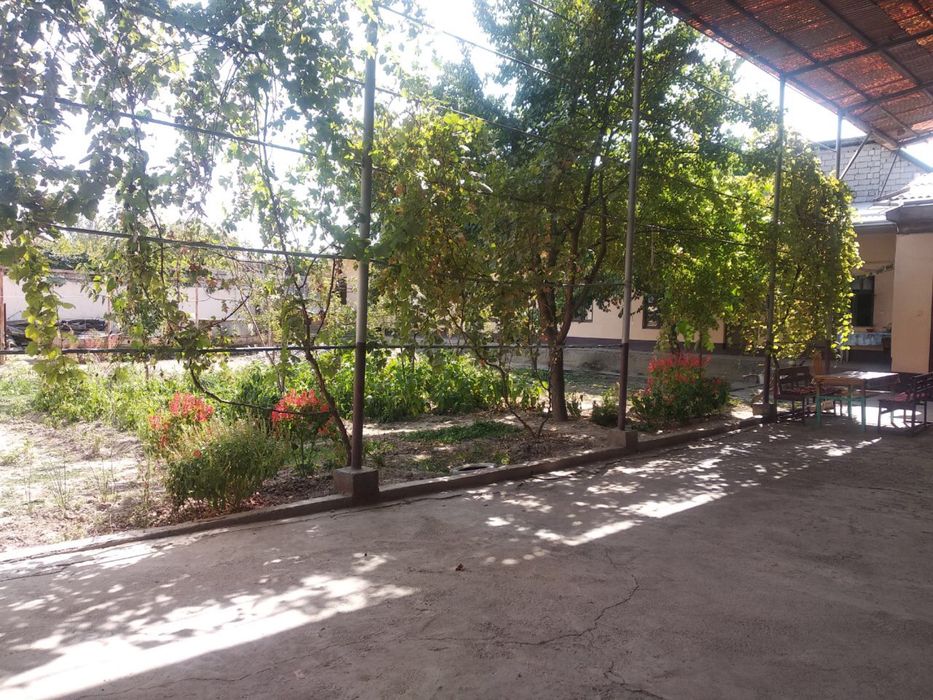 Uy sotiladi 15 xonali 8 sotik srochna