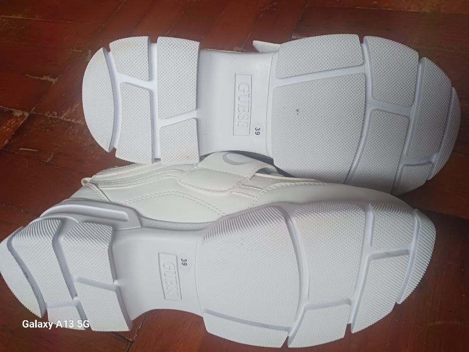 Papuci/Adidași Guess