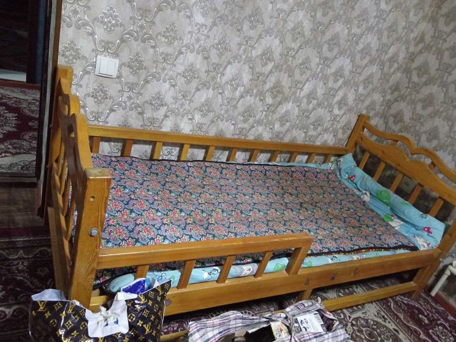 Karavat sotiladi 2 etajli otdelniy boladi yogochli 1.80 boyi
