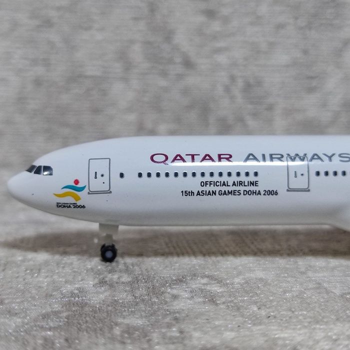 Самолёт модель: Airbus A330-300 Qatar airways ( HERPA оригинал) 1/500