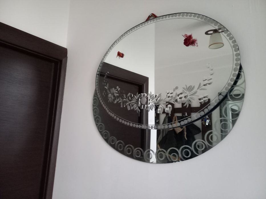 2 oglinzi de perete cu ornamente gravate, in stare foarte bunaa.