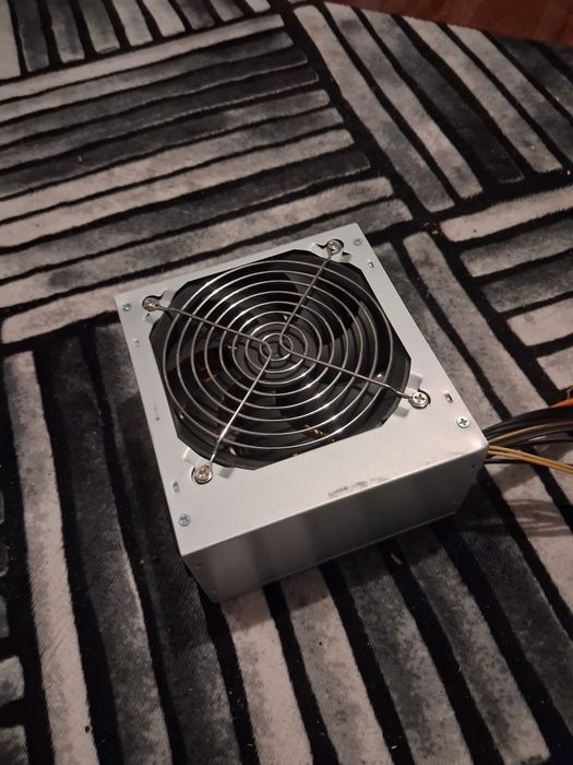 Vand sursa pentru pc de 540w si piese pc