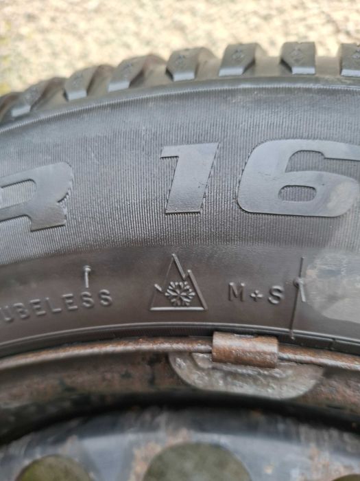 4 броя зимни гуми 205/55 R16 91H  BF Goodrich g-force winter заедно с 4 броя стоманени джанти и предпазни тасове