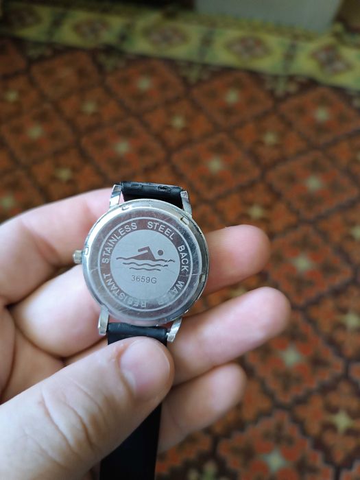 Продаются часы нужно поменять батарейку не плохие часы