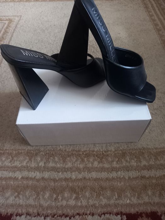 Новые шлепанцы-босоножки