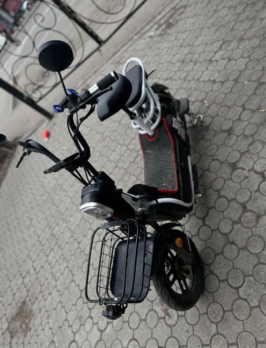 Продам Электроскутер 450w еден 45-50 км Зарядка хватает на 35-40км