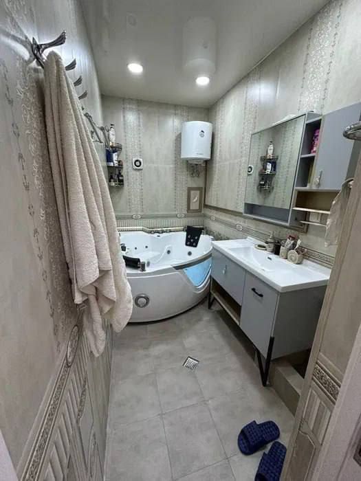 Mirobod Oybek metro yaqnida 2xonali kvartira ijaraga beriladi.