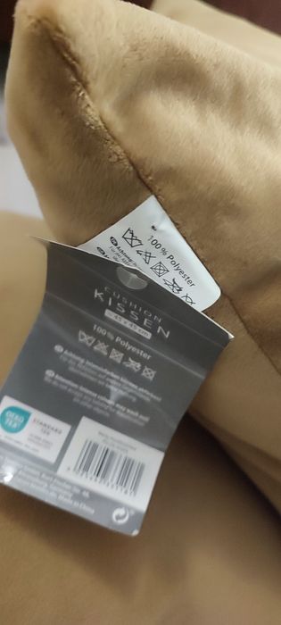 Perne decorative de culoare galben-auriu,cu eticheta, catifea