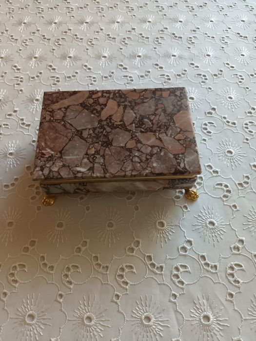 Мраморна кутия за бужута