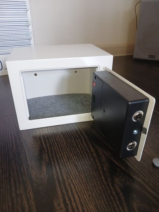 Сейф с кодовым замком.