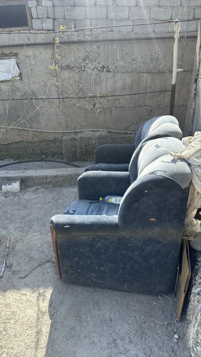 2 Диваны маленьких и есть большой