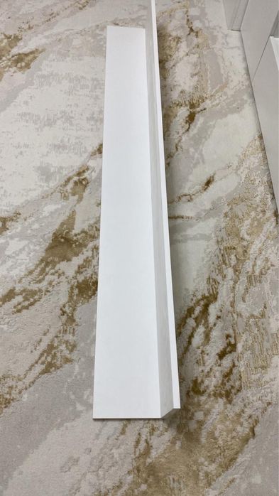 Белые навесные шкафы (полки)