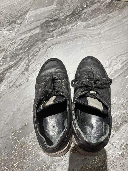 Продам кожанный кроссовки