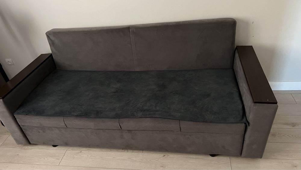 Стол в гостинную и диван .