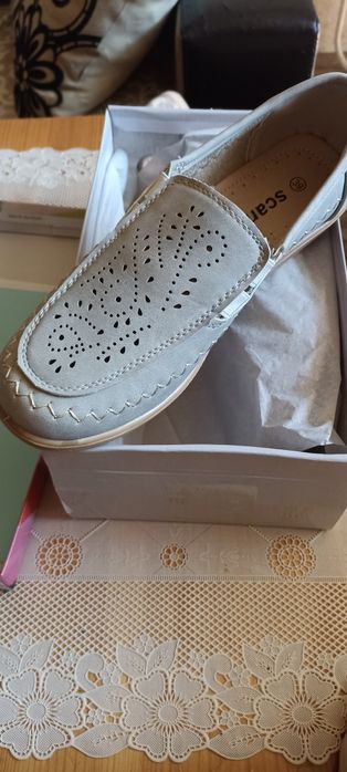 Дамски обувки чисто нови